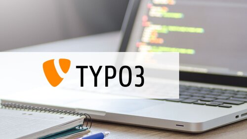 aufgeklappter Laptop auf Schreibtisch und im Vordergrund das TYPO3 Logo