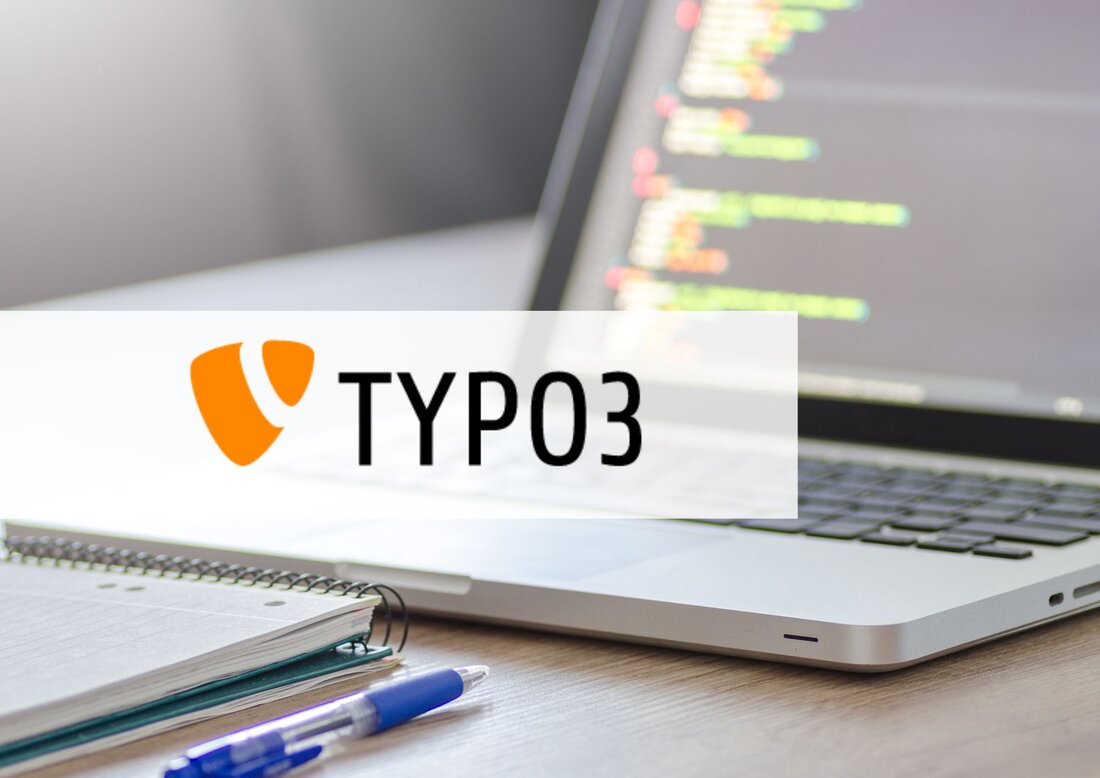 aufgeklappter Laptop auf Schreibtisch und im Vordergrund das TYPO3 Logo