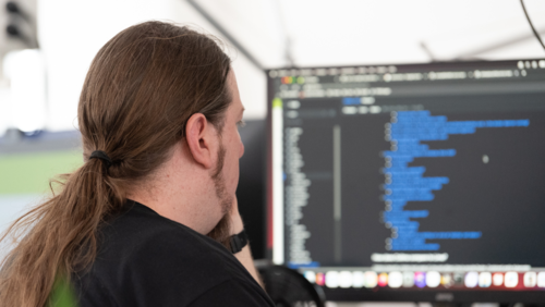 Mitarbeiter vor einem Monitor